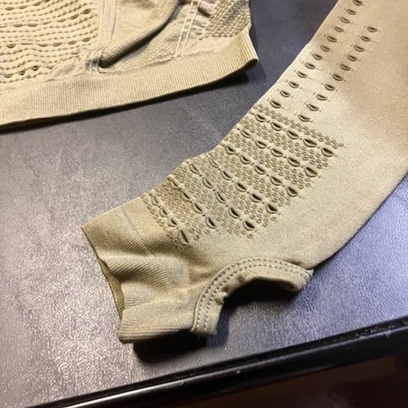 Women's Army Green Cropped Top Long Sleeve Vented Thumb Holes Workout Top M NIP - Picture 5 of 7